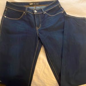 Levi’s straight leg skinny curvy dark blue Jean